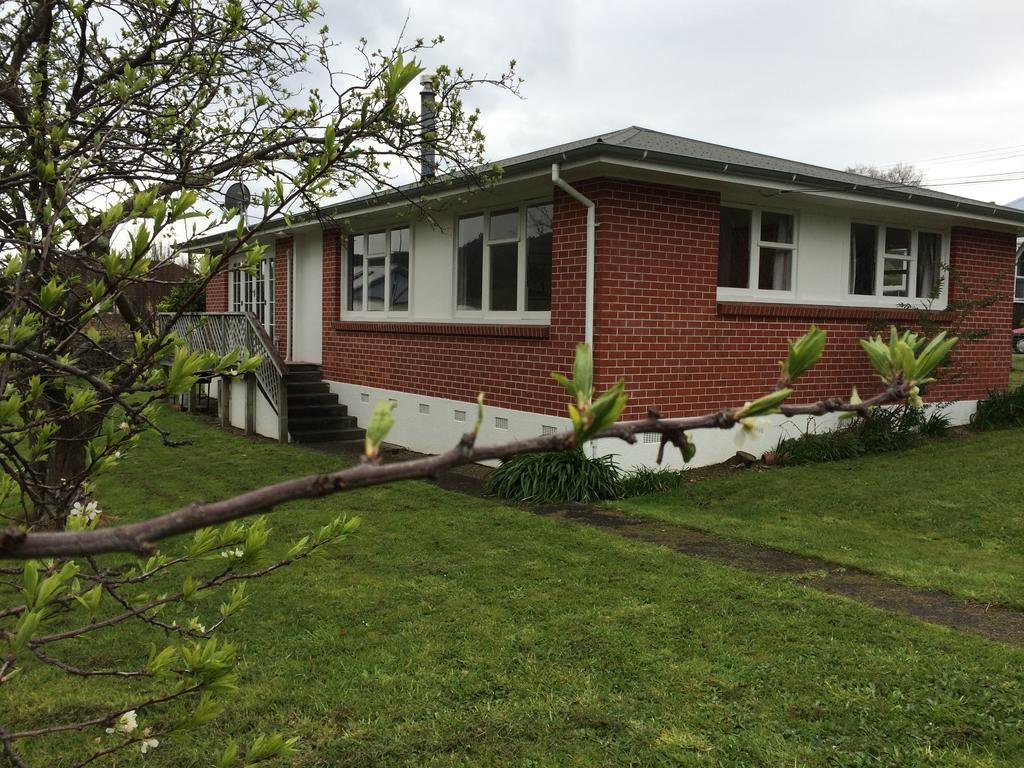 Close To Picton Town Room photo